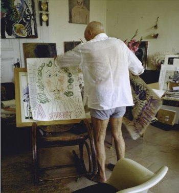 Picasso nel suo studio