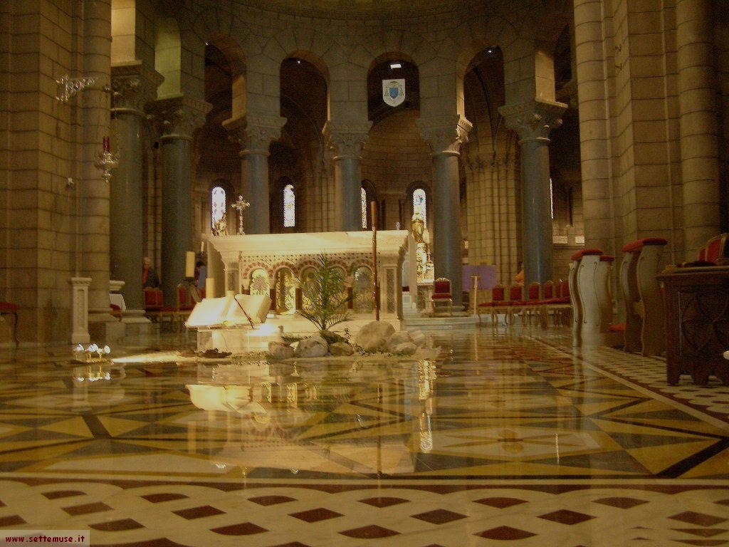 Interno chiesa del principato di Monaco