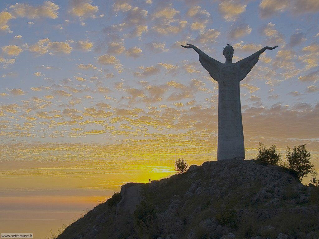 Statua del Cristo, marmo di Carrara, monte S. Biagio. La statua è alta 21 metri circa. La più alta d'europa.