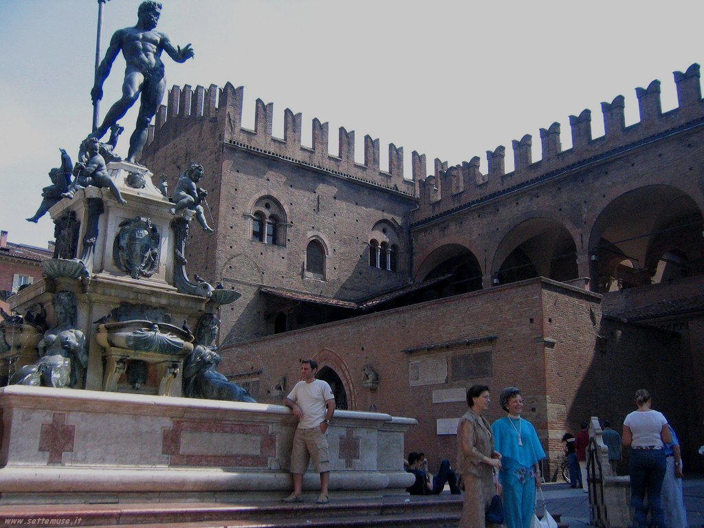 centro storico di bologna con statua