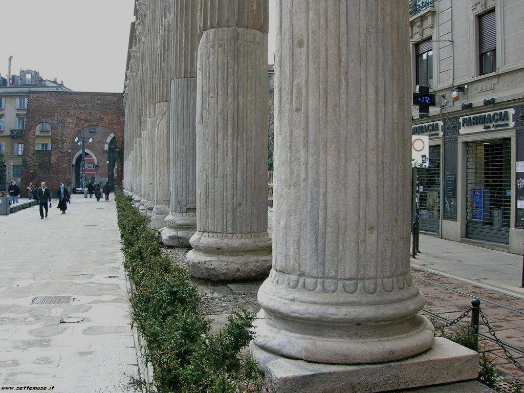 Milano citta colonne di san lorenzo foto