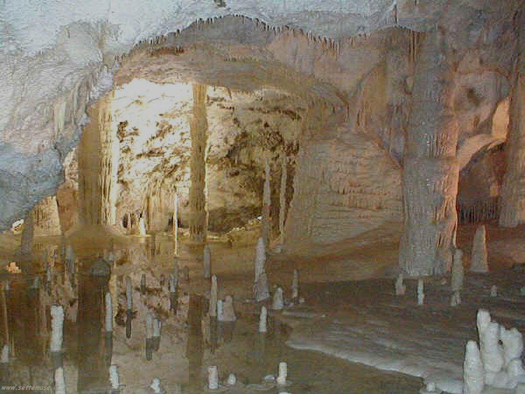 Stalattiti e stalagmiti dentro le grotte di Frasassi