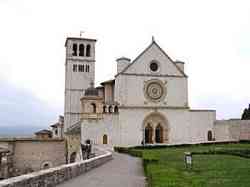 Assisi - Foto della facciata della Basilica Superiore