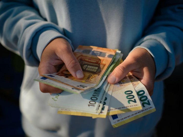 Persona che conta le banconote in euro
