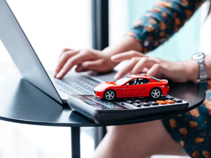 computer, calcolatrice e modellino auto