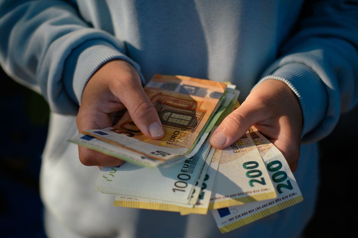 Uomo che conta i soldi
