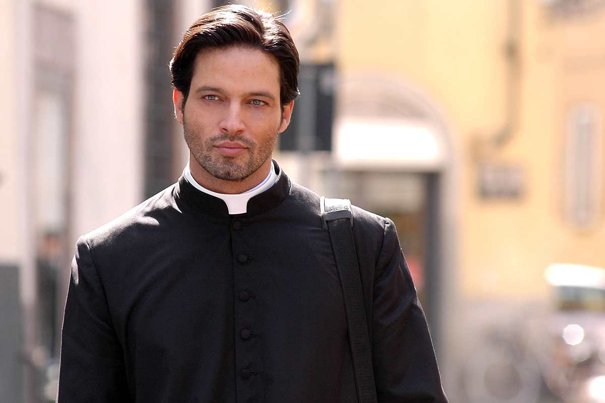 gabriel garko vestito da prete