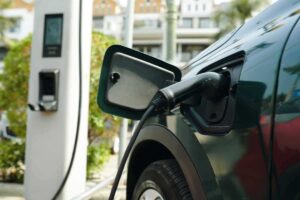 Auto elettriche il prezzo sale ancora