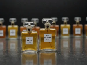 8 Cose che Probabilmente Non Sai su Chanel N. 5: Scopri un Fatto Sorprendente sulle Scatole delle Scarpe del Brand