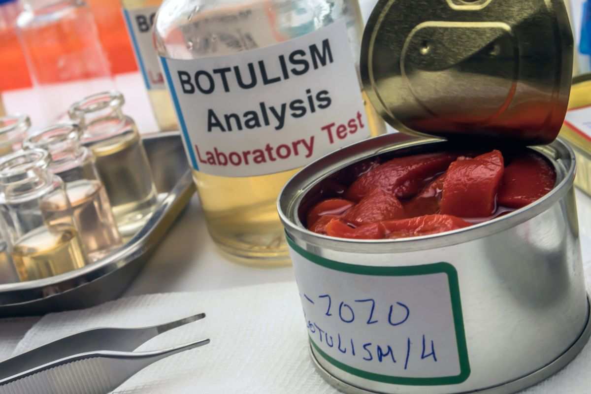 cibo in scatola e botulino