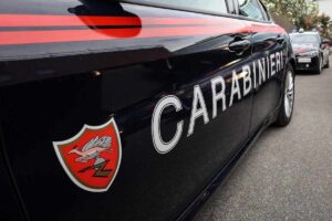 auto carabinieri per strada