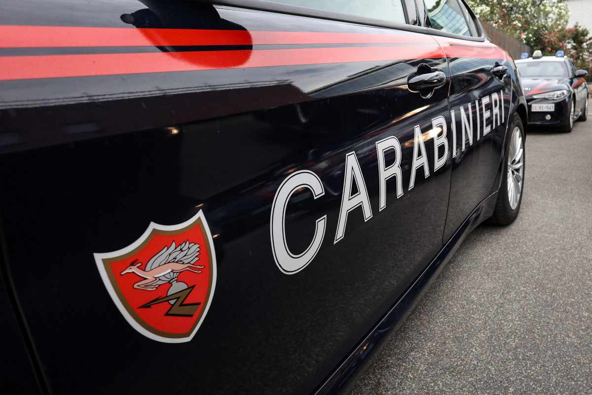 auto carabinieri per strada 