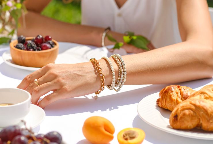 donna che fa colazione