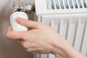 donna controlla valvola termosifoni