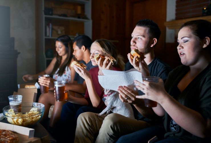 amici che guardano tv 