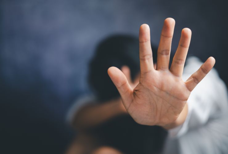 bimbo che fa stop con le mani 