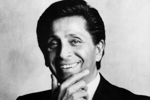 Primo piano in bianco e nero dello stilista Valentino Garavani