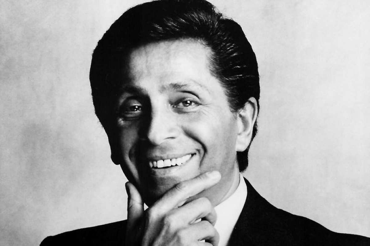 Primo piano in bianco e nero dello stilista Valentino Garavani