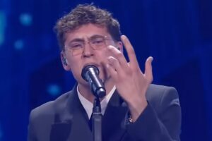 Pietro Tredici che canta sul palco di Sanremo