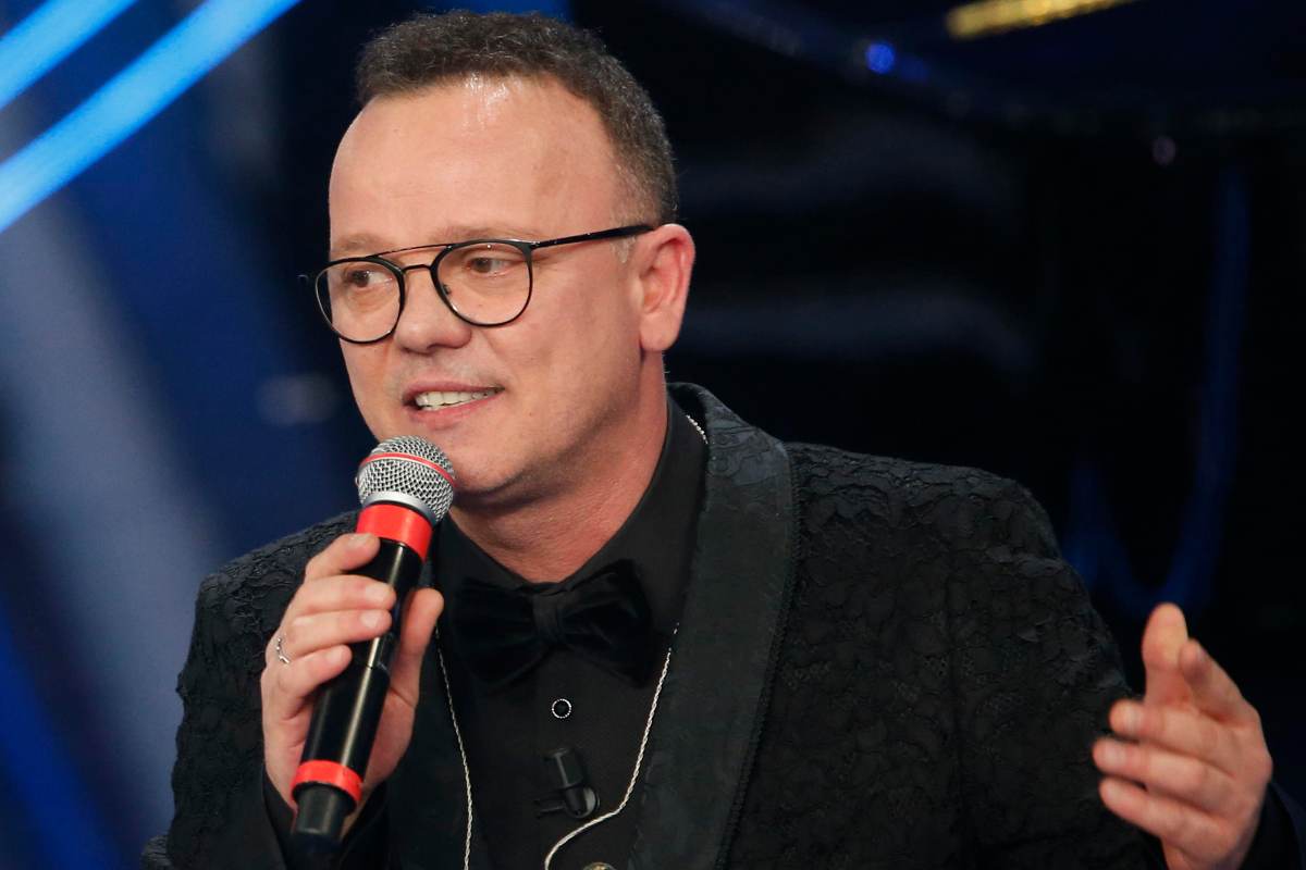 Gigi D'Alessio mentre canta