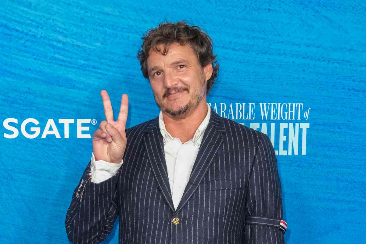 Pedro Pascal fa il segno della vittoria