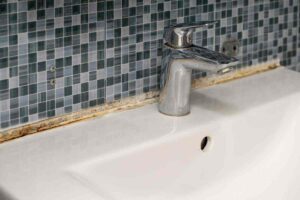 silicone annerito sul lavabo