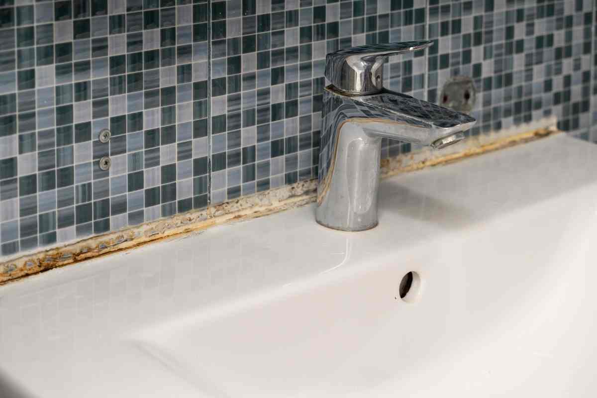 silicone annerito sul lavabo